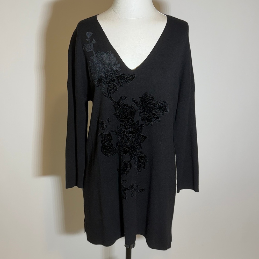 Chicos Size 1 Black Floral Velvet Applique Tunic Knit Sweater Womens Medium Goth